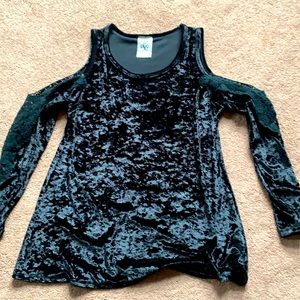 Vocal cold shoulder velour LS Top